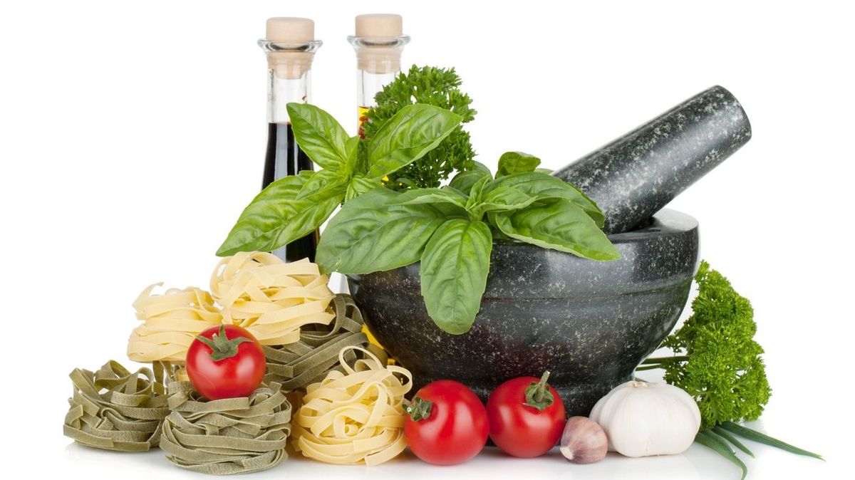 Le erbe italiane aggiungono aroma ai piatti, ma forniscono anche una serie di benefici per la salute
